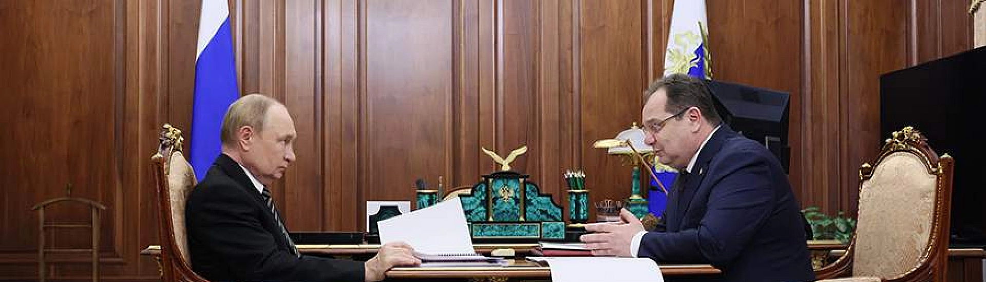 Путин потребовал особого внимания к семьям участников СВО