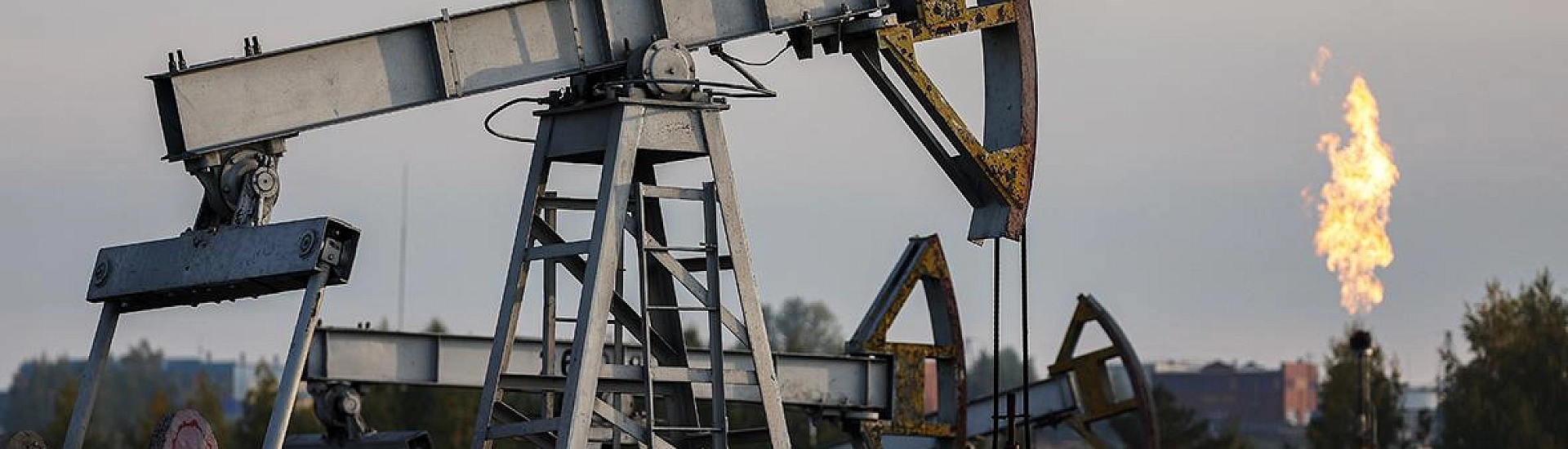 Нефть продолжает дешеветь на фоне решений ФРС и данных по запасам в США