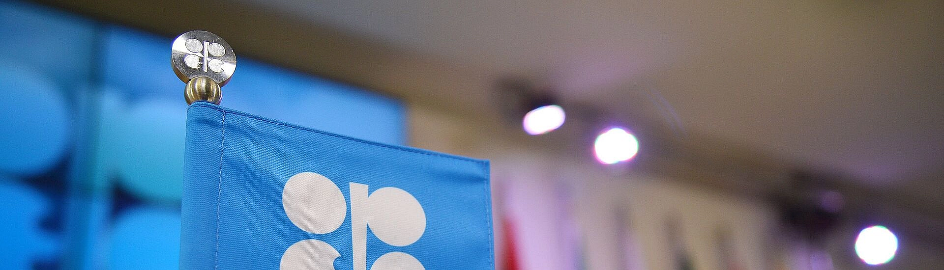 ОПЕК+ увеличила добычу нефти в сентябре, но осталась ниже плана