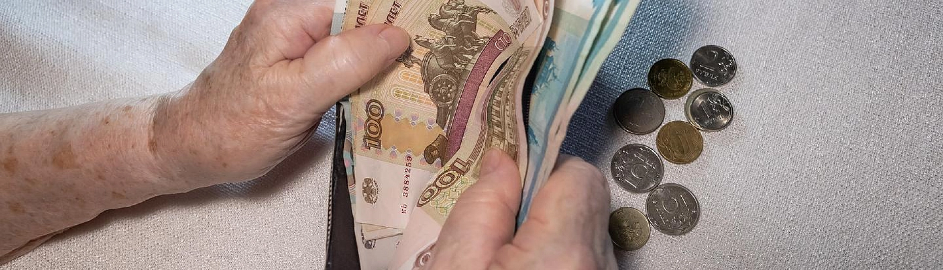 В Петербурге мошенники обманули блокадницу, похитив 2,4 миллиона рублей