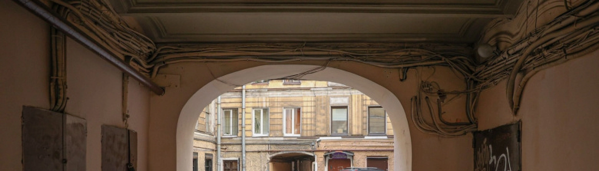 В Петербурге обрушилась часть стены старинного дома на улице Розенштейна