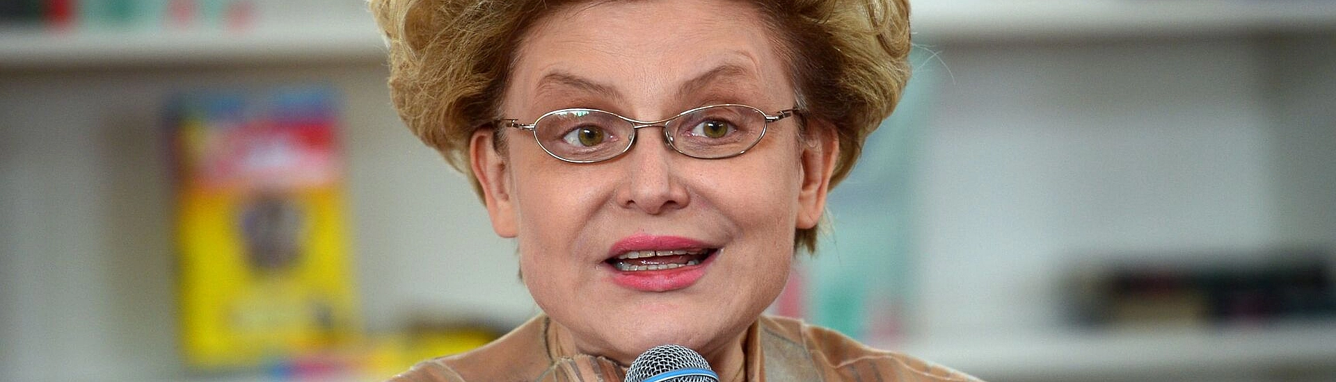 Елена Малышева ударила гостя в эфире «Жить здорово!» после его рассказа о разводе