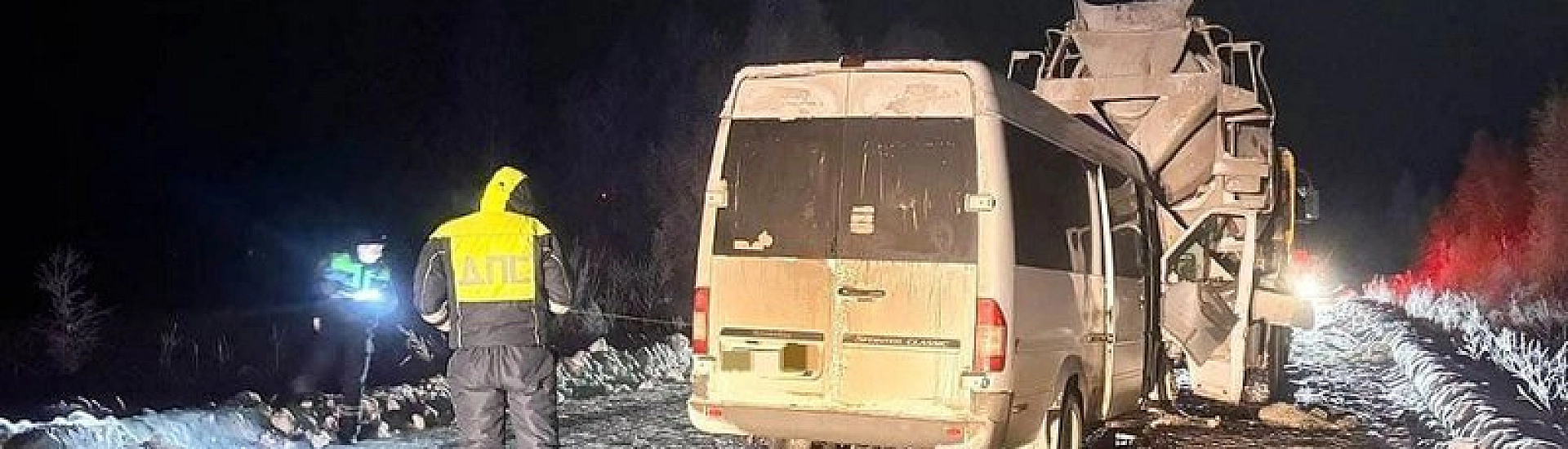 В Иркутской области 11 человек пострадали в аварии с микроавтобусом и бетономешалкой