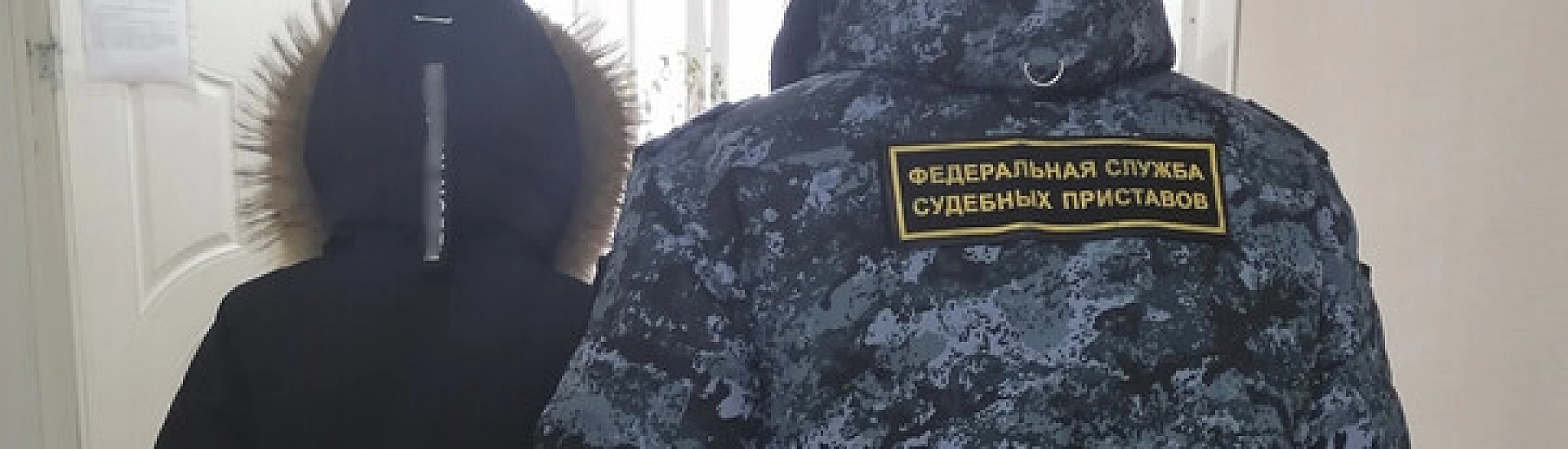 В Новосибирской области алиментщица попыталась сбежать от пристава, едва не сорвавшись с высоты