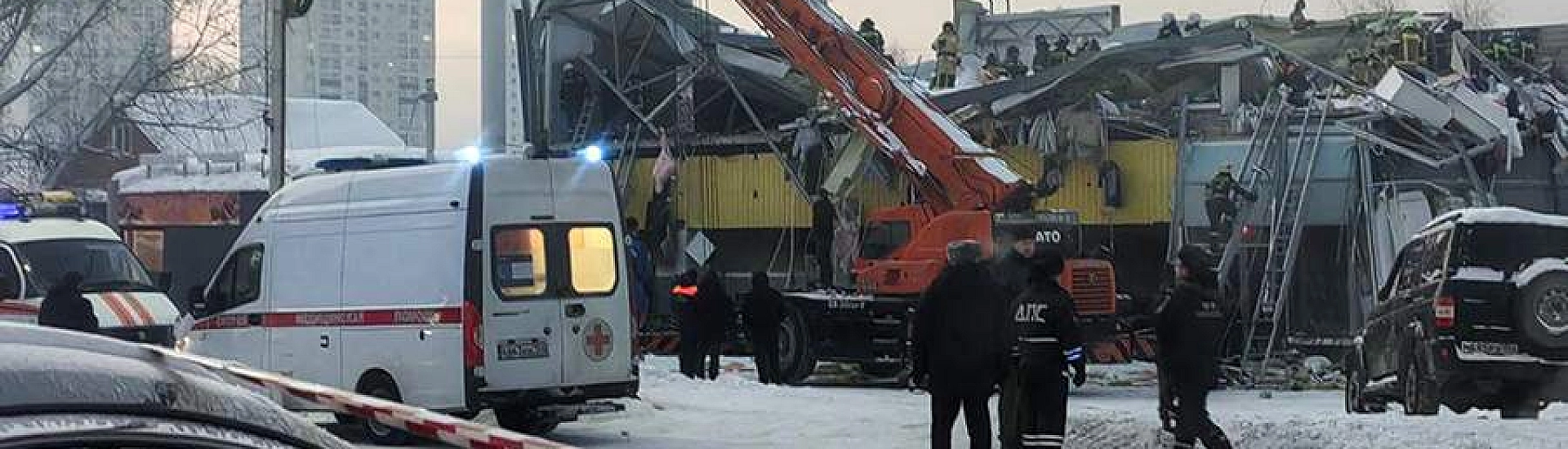 В Новосибирске из-под завалов ТЦ спасли вторую женщину