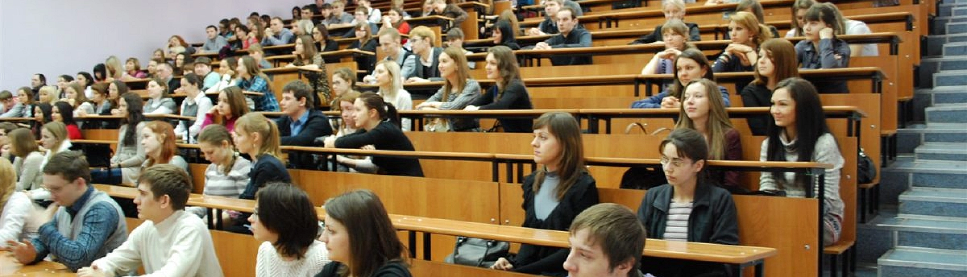 Рособрнадзор прекратил лицензию одному вузу и запретил прием еще в одном
