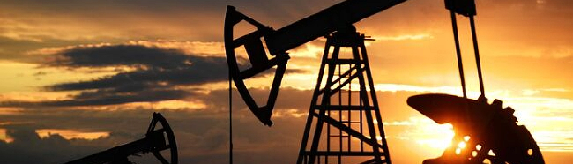 Brent взлетела до 77,64 долларов на фоне эскалации вокруг Ирана