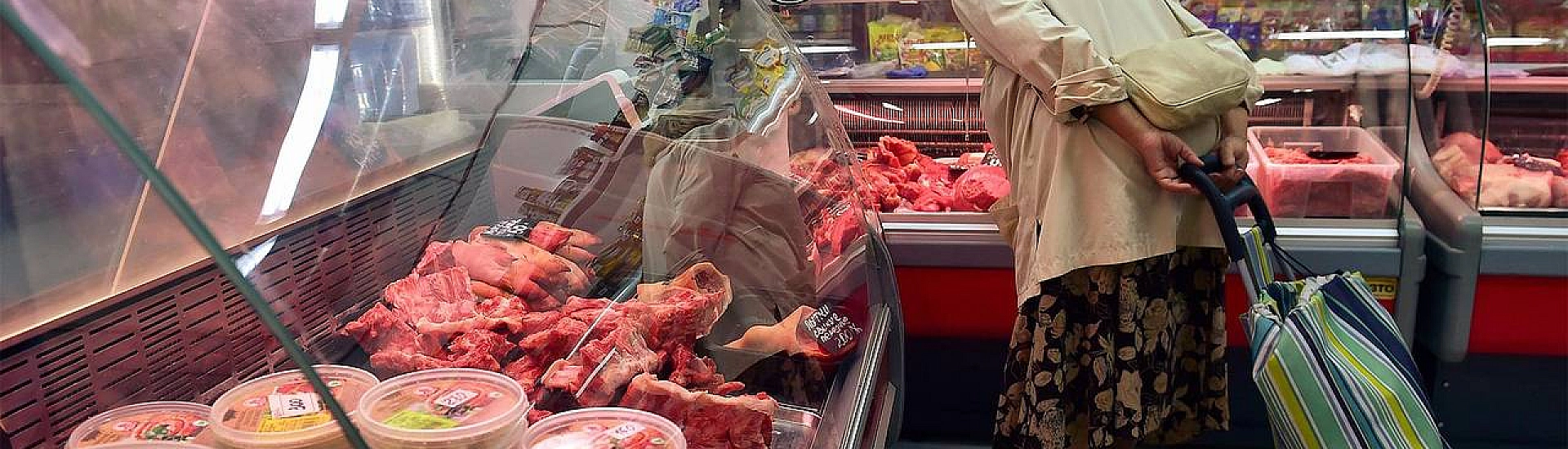 В РФ объяснили рост спроса на «магазины для бедных» в России