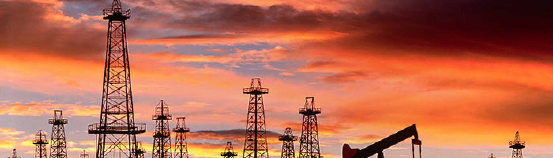 Нефтяные котировки корректируются вниз после резкого скачка накануне