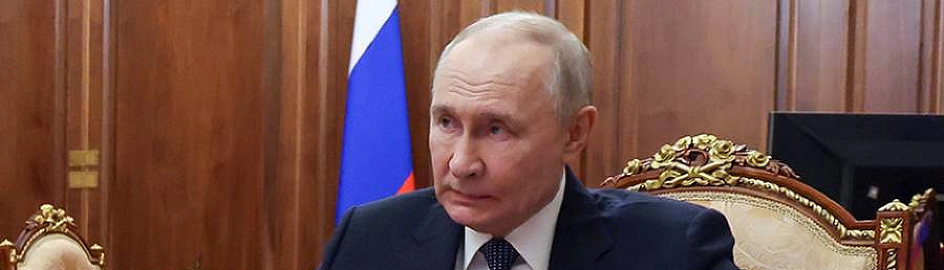 Путин призвал продолжать повышать престиж профессии преподавателя