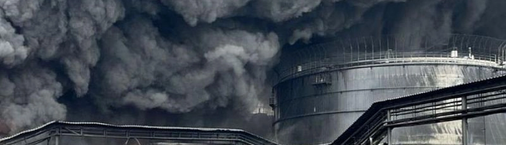 Пожар на нефтебазе в Лабинске после атаки беспилотников полностью ликвидирован