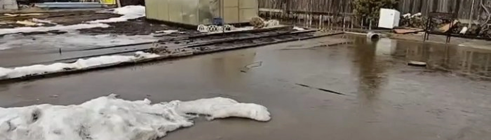 В поселках Приангарья талыми водами подтопило дома, больницу и почти 100 участков