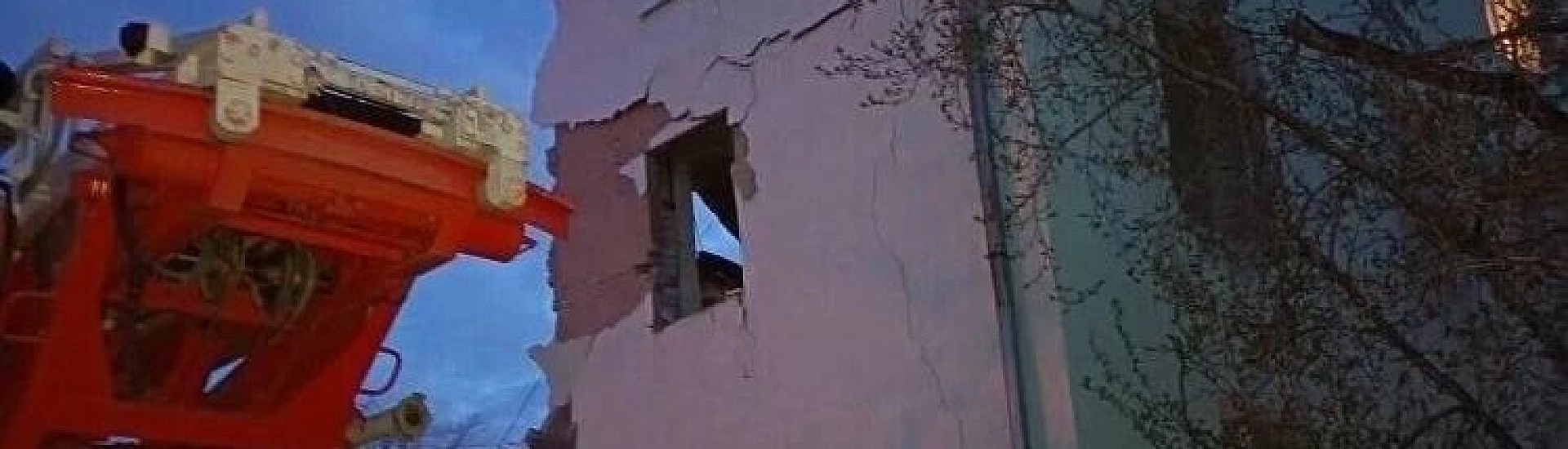 В Сызрани после атаки БПЛА обрушился подъезд жилого дома, спасательная операция продолжается