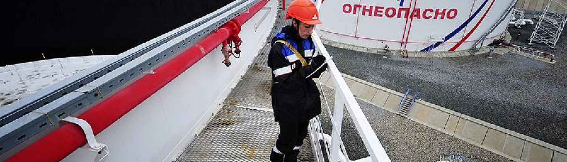 Песков заявил о продолжении поставок нефти Россией в рамках ОПЕК+