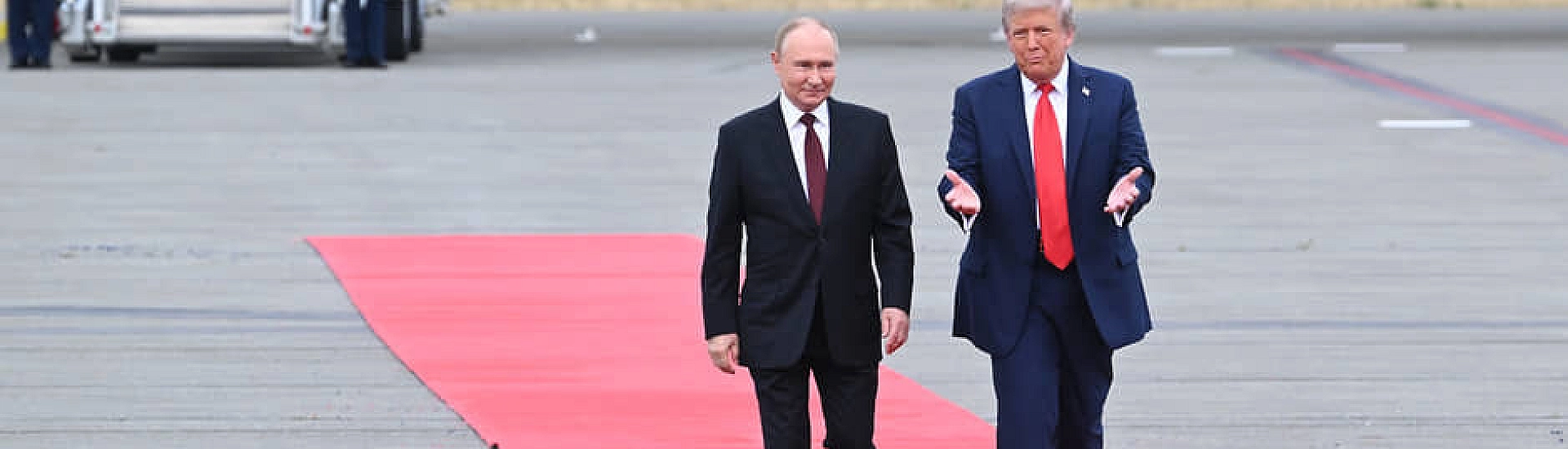 Песков заявил об отсутствии планов на трехстороннюю встречу Путина, Трампа и Си