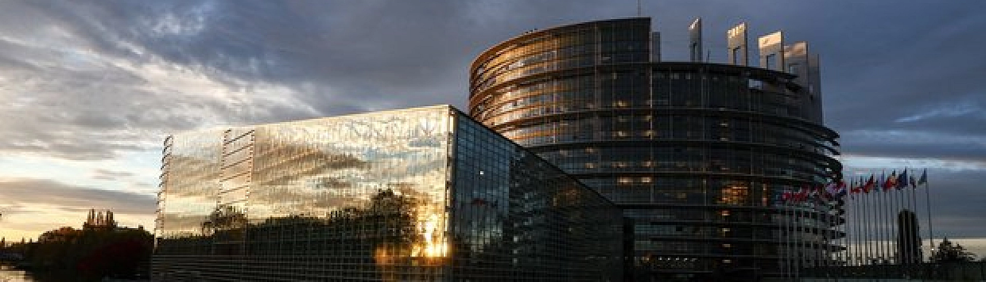 У Европарламента установили статую обнаженного Дональда Трампа