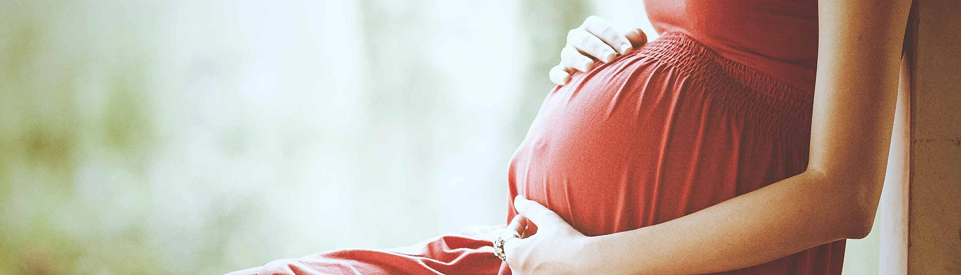 Невеста потребовала извинений от золовки за начавшиеся на свадьбе роды