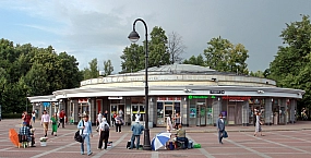 В Петербурге приостановили снос вестибюля метро «Парк Победы»