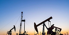 Цены на нефть снижаются на фоне опасений переизбытка предложения