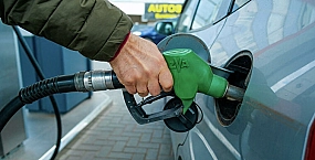 Цены на топливо в России удерживаются на рекордных уровнях, нефтяники рискуют снова остаться без демпфера