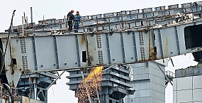 При сносе башни комплекса «Снежком» в Красногорске повреждены десятки машин и окон
