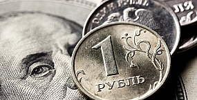 Юань ослаб на открытии торгов, рубль укрепился на фоне стабилизации нефтяных цен