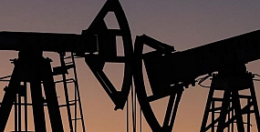 Нефть Brent держится у $62,56 за баррель после снижения на прошлой неделе