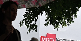 Юань укрепился на открытии торгов, рубль слегка ослаб на фоне колебаний нефтяных котировок