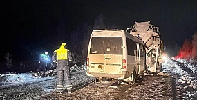 В Иркутской области 11 человек пострадали в аварии с микроавтобусом и бетономешалкой