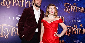 Анна Цуканова-Котт появилась на премьере в откровенном наряде