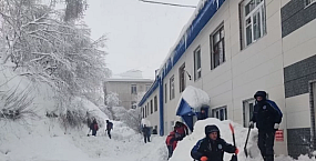На Камчатке спасатели вытащили подростка из снежного плена после прыжка с крыши ТЦ