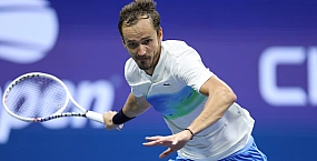 Медведев вышел в третий круг Australian Open после четырехсетового матча