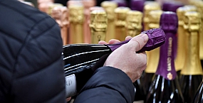 Розничные продажи алкоголя в России в 2025 году сократились почти на 10%