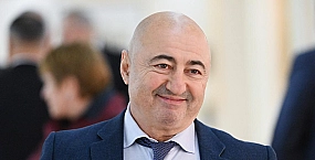 Сенатор Александр Вайнберг сложил полномочия и заявил о решении отправиться в зону СВО