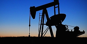 Нефтяные котировки замедлили падение, отыграв часть дневных потерь