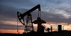 Нефть дорожает на фоне рисков вокруг Ирана и ожиданий по запасам США