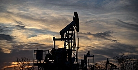 Нефть дорожает на фоне напряженности вокруг Ирана и ожидания данных по запасам в США