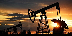Brent взлетела до 77,64 долларов на фоне эскалации вокруг Ирана