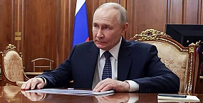 Путин призвал продолжать повышать престиж профессии преподавателя