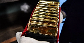 Золото дешевеет на фоне инфляционных опасений из-за конфликта на Ближнем Востоке