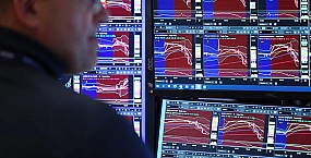 Юань растёт на старте торгов, рубль слабеет в ожидании решения ЦБ