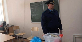 В Челябинске школьник выстрелил в одноклассницу и выпал из окна