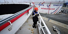 Песков заявил о продолжении поставок нефти Россией в рамках ОПЕК+
