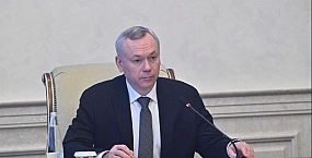 Травников поручил изучить новые меры поддержки семей с детьми в Новосибирской области
