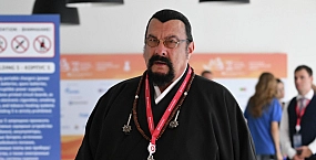 Стивен Сигал вручил гран-при фестиваля «Идол» артистам из КНДР