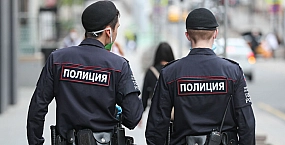 В Новосибирске полиция разыскивает женщину, ударившую ребенка на детской площадке