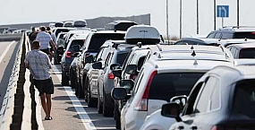 На подъездах к Крымскому мосту скопилось более 2,5 тыс. автомобилей