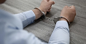 Двух бывших сотрудников ФТС приговорили к 9,5 года колонии за взятку в 25 млн рублей