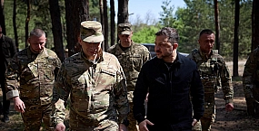 Отставка главы Минобороны Украины вызвала протесты и критику со стороны военных