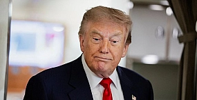 Трамп заявил, что Иран просил США остановить удары, а Тегеран заявил о готовности отвечать на атаки